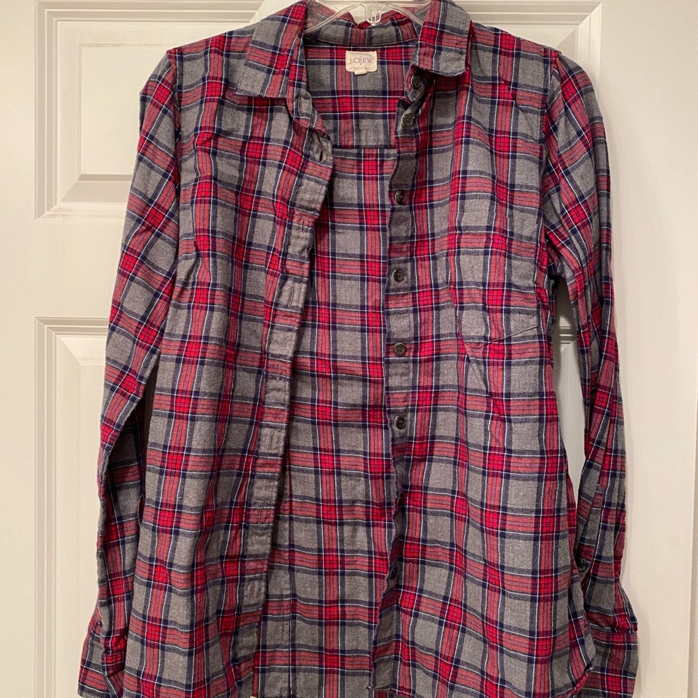 Women’s plaid button up